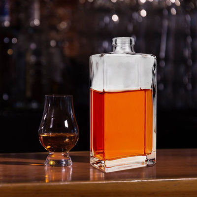 Bouteille en verre transparent carré de 500 ml pour les sodas et les vodkas de liège personnalisés