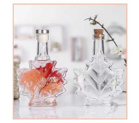 Bouteille de boissons en verre industriel de couleur personnalisée en forme de feuille d'érable 50 ml 100 ml 250 ml