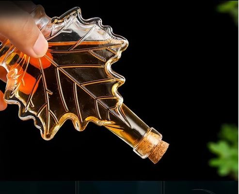 Bouteille de boissons en verre industriel de couleur personnalisée en forme de feuille d'érable 50 ml 100 ml 250 ml