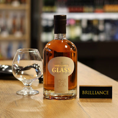 Bouteille d'alcool claire gravée sur mesure avec capuchon à vis et manipulation de surface décale