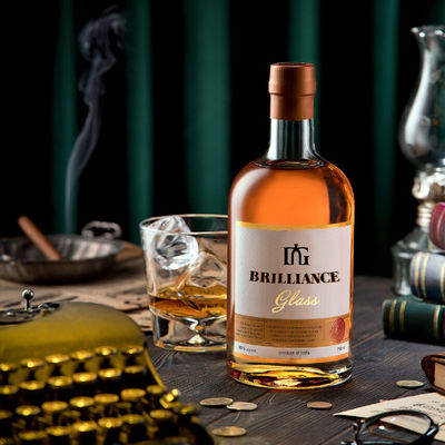 Bouteille d'alcool claire gravée sur mesure avec capuchon à vis et manipulation de surface décale