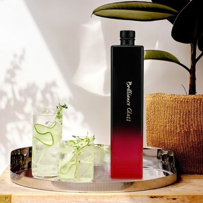 Bouteille en verre carré bleu à changement progressif de 700 ml à 750 ml personnalisée avec bouchon à vis en aluminium