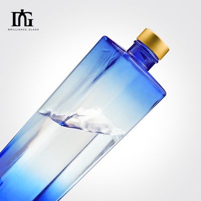 Bouteille en verre carré bleu à changement progressif de 700 ml à 750 ml personnalisée avec bouchon à vis en aluminium