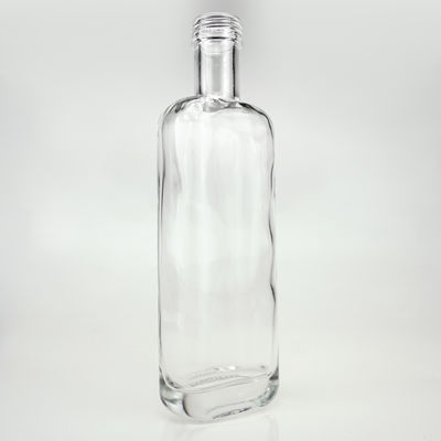 700 ml de bouteille de vodka et de whisky en verre plat clair et carré avec bouchon à vis et logo gravé