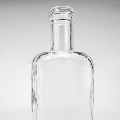 700 ml de bouteille de vodka et de whisky en verre plat clair et carré avec bouchon à vis et logo gravé