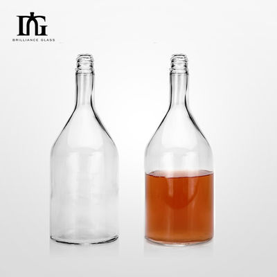 Disponible gratuitement 750ml 1000ml 1750ml Bouteille en verre carré avec couvercle à vis Spiritueux personnalisés