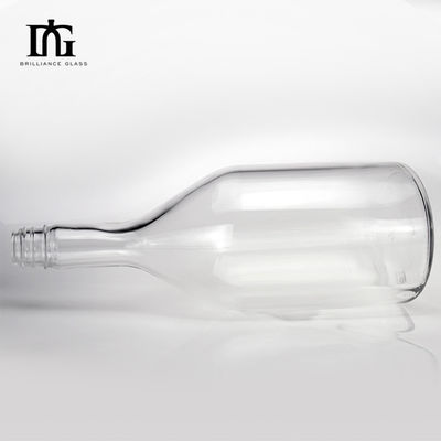 Disponible gratuitement 750ml 1000ml 1750ml Bouteille en verre carré avec couvercle à vis Spiritueux personnalisés