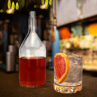 Disponible gratuitement 750ml 1000ml 1750ml Bouteille en verre carré avec couvercle à vis Spiritueux personnalisés
