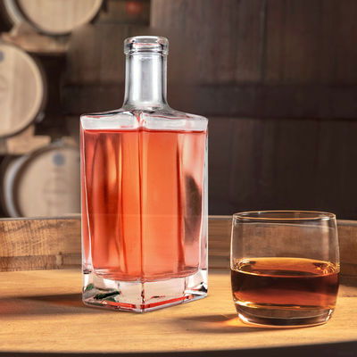 Acceptable OEM/ODM 700 ml Bouteille en verre en forme carrée pour le whisky Gin Vodka Spirit Choice