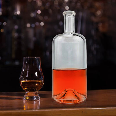 Whisky 750 ml Bouteille en verre de flint clair avec un design classique rond et un collier en verre