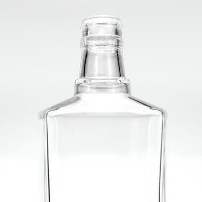 Logo du client acceptable Bouteille en verre en forme de triangle 650 ml Whisky avec liqueur de liqueur
