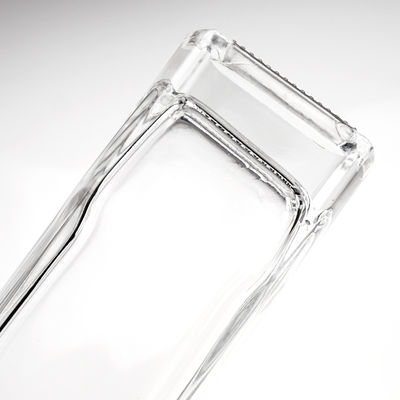 Logo du client acceptable Bouteille en verre en forme de triangle 650 ml Whisky avec liqueur de liqueur