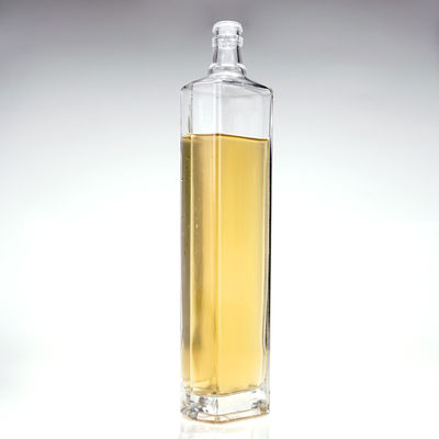 Logo du client acceptable Bouteille en verre en forme de triangle 650 ml Whisky avec liqueur de liqueur