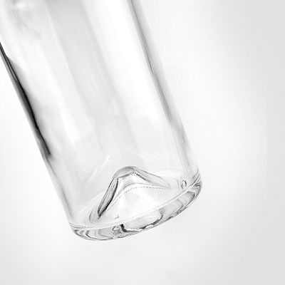 Bouteille en verre de 750 ml avec une surface gravée et un bouchon à vis de liège