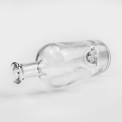 Bouteille en verre de 750 ml avec une surface gravée et un bouchon à vis de liège