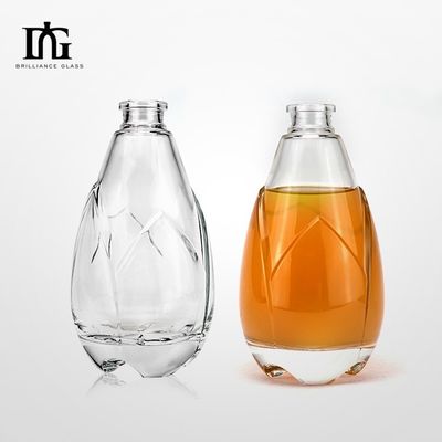 Des bouteilles de verre en cristal blanc de couleur super flint sont fournies gratuitement pour le brandy et la vodka avec le liège.