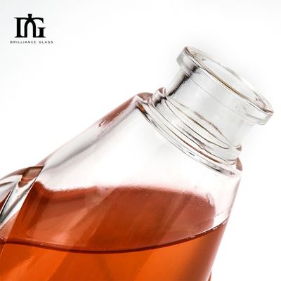 Des bouteilles de verre en cristal blanc de couleur super flint sont fournies gratuitement pour le brandy et la vodka avec le liège.