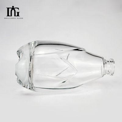 Des bouteilles de verre en cristal blanc de couleur super flint sont fournies gratuitement pour le brandy et la vodka avec le liège.