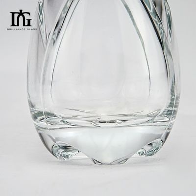 Des bouteilles de verre en cristal blanc de couleur super flint sont fournies gratuitement pour le brandy et la vodka avec le liège.