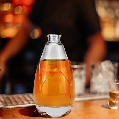 Des bouteilles de verre en cristal blanc de couleur super flint sont fournies gratuitement pour le brandy et la vodka avec le liège.