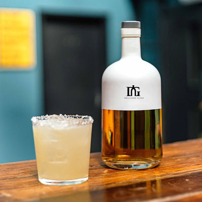 Disponible librement personnalisé 700 ml Whiskey Rum Gin Bouteille d'alcool vide avec liège