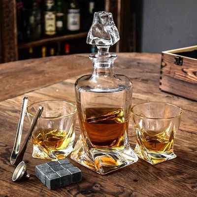 Bouteille en verre de 750 ml de whisky glacé avec dessin gravé et verre de base