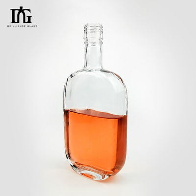 Bouteille de verre de vodka transparente de 500 ml avec bouchon scellé et surface gravée