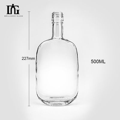 Bouteille de verre de vodka transparente de 500 ml avec bouchon scellé et surface gravée