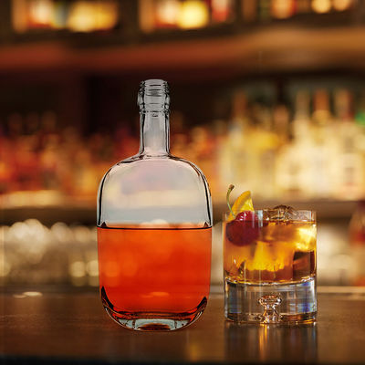 Bouteille de verre de vodka transparente de 500 ml avec bouchon scellé et surface gravée