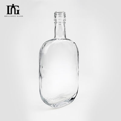 Bouteille de verre de vodka transparente de 500 ml avec bouchon scellé et surface gravée