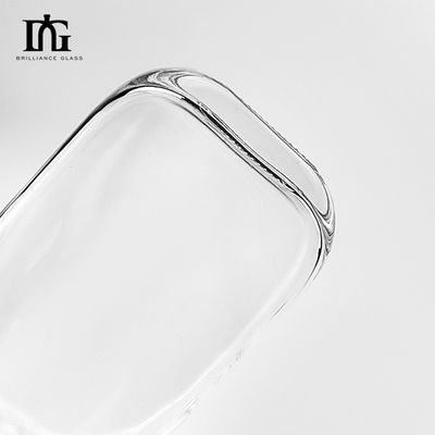 Bouteille de verre de vodka transparente de 500 ml avec bouchon scellé et surface gravée