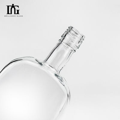 Bouteille de verre de vodka transparente de 500 ml avec bouchon scellé et surface gravée