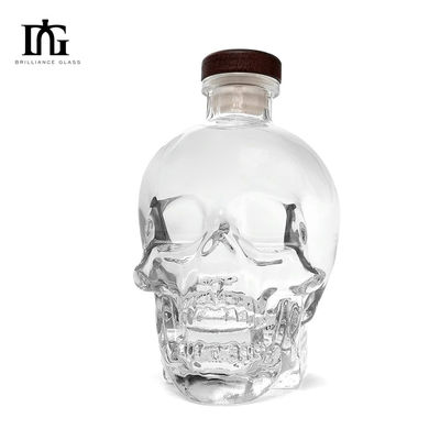 Bouteille d'alcool clair de 700 ml de capacité avec forme de crâne gravée et type d'étanchéité CORK