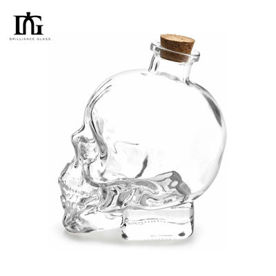 Bouteille d'alcool clair de 700 ml de capacité avec forme de crâne gravée et type d'étanchéité CORK