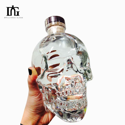 Bouteille d'alcool clair de 700 ml de capacité avec forme de crâne gravée et type d'étanchéité CORK