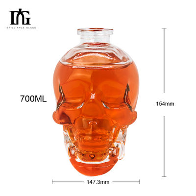 Bouteille d'alcool clair de 700 ml de capacité avec forme de crâne gravée et type d'étanchéité CORK