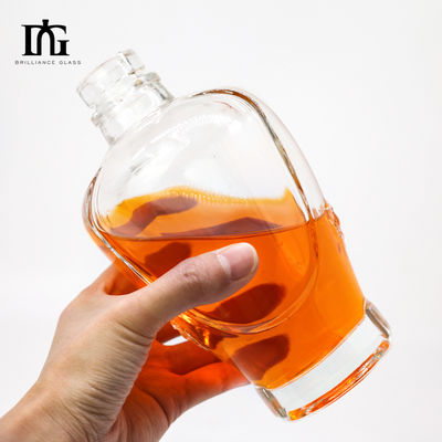 Autres boissons Bouteille de verre de vodka vide de 50 cl avec couvercle en liège et surface mate