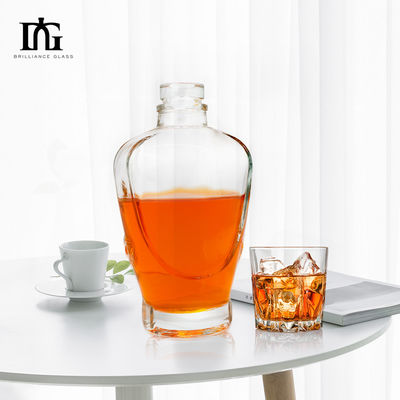 Autres boissons Bouteille de verre de vodka vide de 50 cl avec couvercle en liège et surface mate