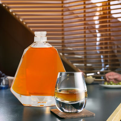 Surface gravée 750 ml Bouteille de vin en verre carré pour boissons alcoolisées Conception personnalisée