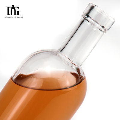 Bouteille de vin en verre de grande capacité avec une capacité de 700 ml et une surface gravée