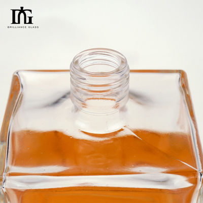Bouteille de verre carré transparente 500 ml 700 ml pour fin de whisky Gin Rum Logo acceptable