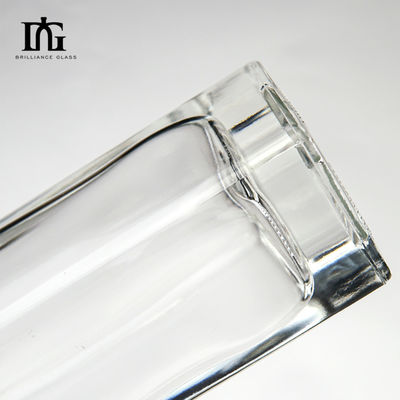 500 ml/700 ml/750 ml de capacité Collier en verre Matériau Bouteille carrée pour le whisky Brandy Gin