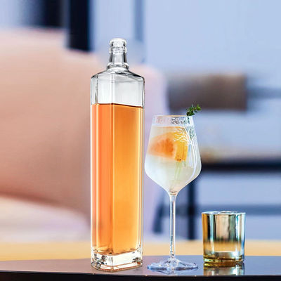 Bouteilles en verre de whisky et de vodka créatives de 650 ml avec une surface gravée avec un bouchon de liège et de vis