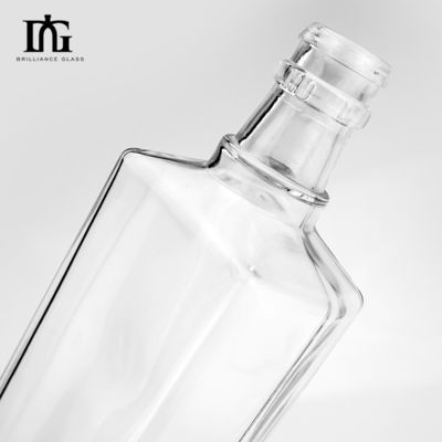 Bouteilles en verre de whisky et de vodka créatives de 650 ml avec une surface gravée avec un bouchon de liège et de vis