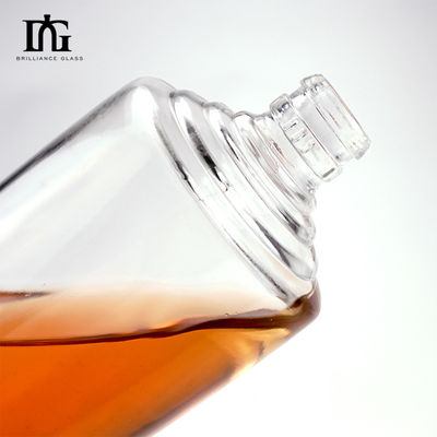 650 ml Bouteille de verre de liqueur Vodka Bouteille de gin avec liège pour votre goût Matériau du corps verre