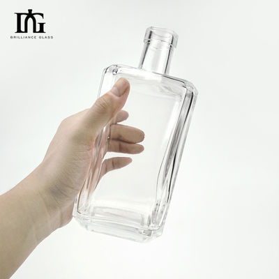 Corps Matériau verre Transparent 700 ml Bouteille de verre carré Liquor Vodka Whiskey Bouteille de gin avec liège