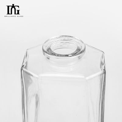 Fabriqué sur commande Design unique 500 ml Bouteille Triangle gravé Bouteille en verre Tequila avec couvercle