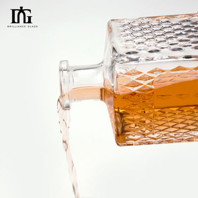 Un ensemble cadeau de 500 ml de whisky et un ensemble de verres gravés pour une expérience de consommation exclusive