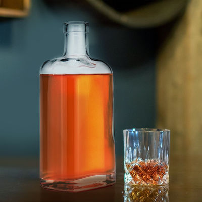 Logo personnalisé 700ml Bouteille en verre carré Idéal pour le whisky Brandy Gin Vodka et plus