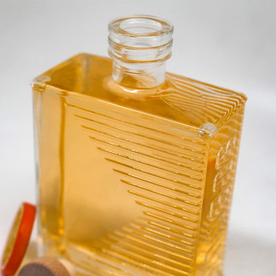 500 ml Decal moderne artisanal bouteille de gin verre pour les liqueurs et les boissons OEM / ODM acceptable